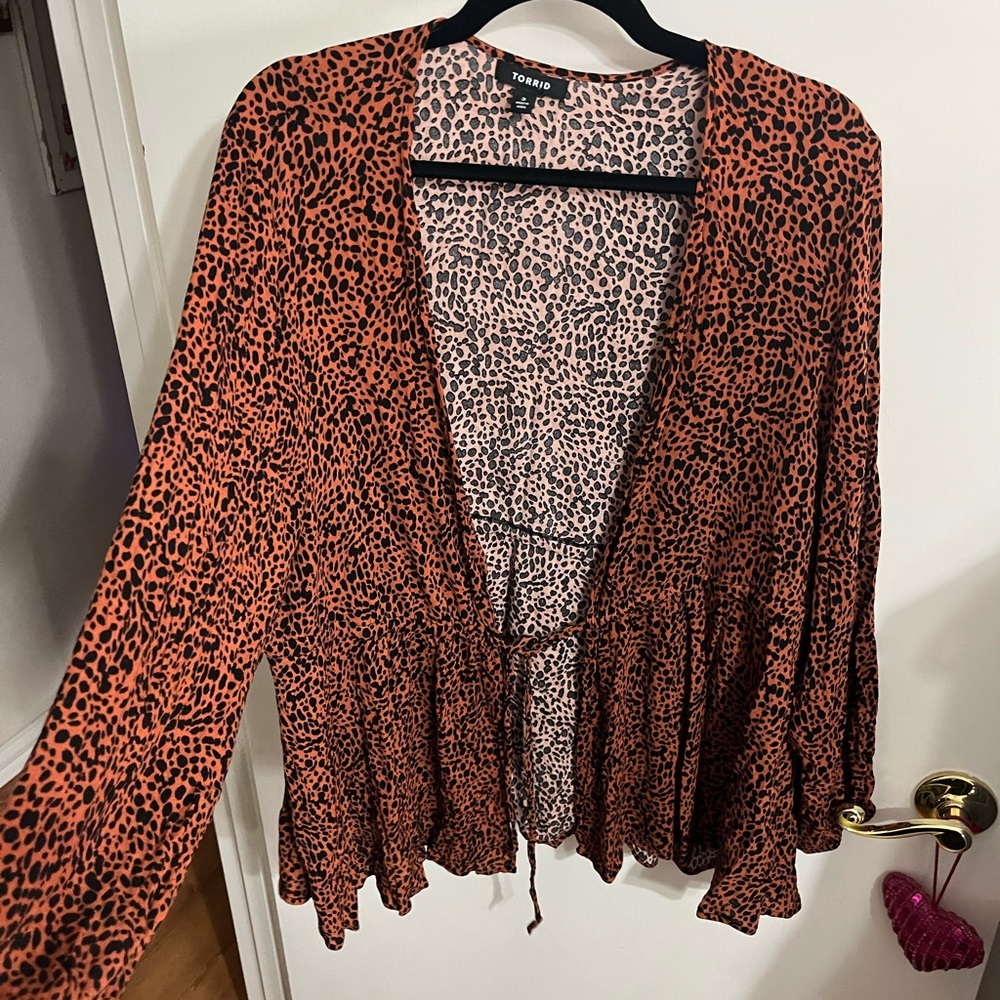 😻 3 Torrid Black and Brick Red Animal Print Top